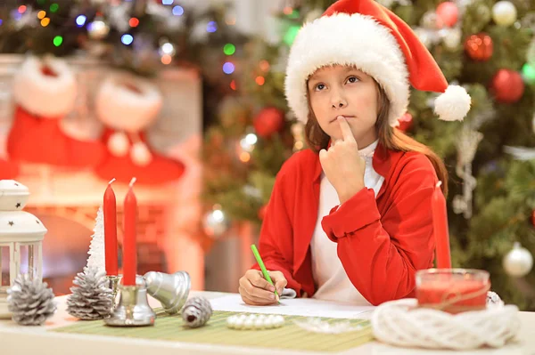 Niña escribiendo carta — Foto de Stock