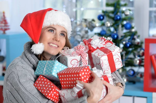 Mujer con regalos de Navidad — Foto de Stock