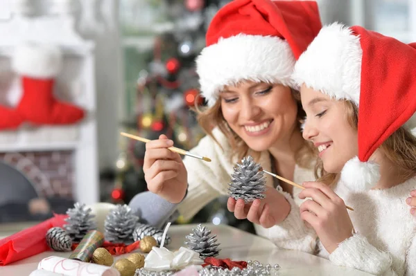 Mädchen mit Mutter bereitet Weihnachten vor — Stockfoto