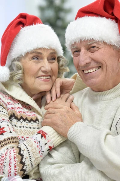 Seniorpaar mit Weihnachtsmann-Hüten — Stockfoto