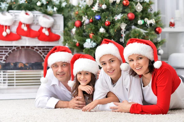 Famille posant près de sapin de Noël — Photo