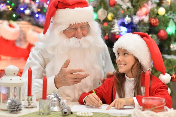 Niño en Santa sombrero carta de escritura — Foto de Stock