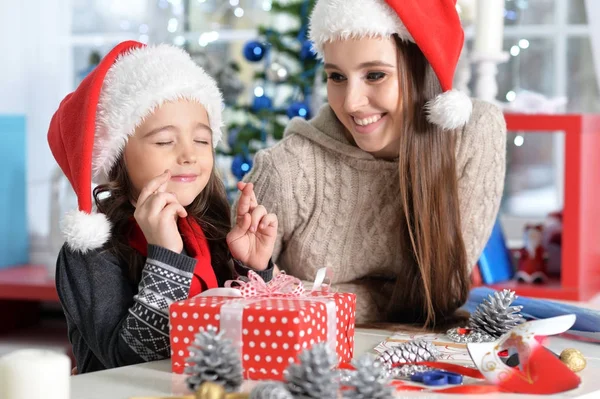 Mãe e filha se preparando para o Natal — Fotografia de Stock