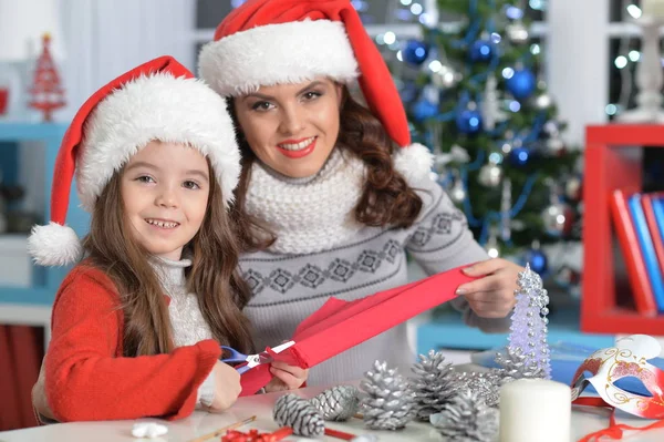 Menina com a mãe se preparando para o Natal — Fotografia de Stock