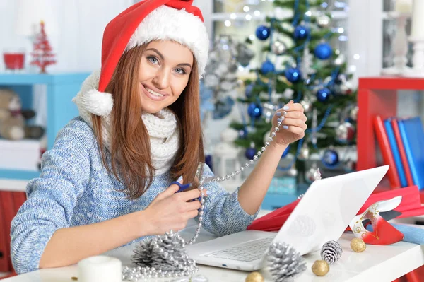 Junge Frau bereitet sich auf Weihnachten vor — Stockfoto