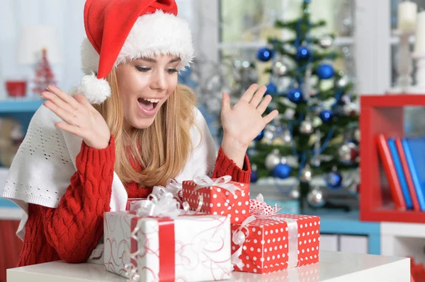 Mulher com presentes de Natal — Fotografia de Stock