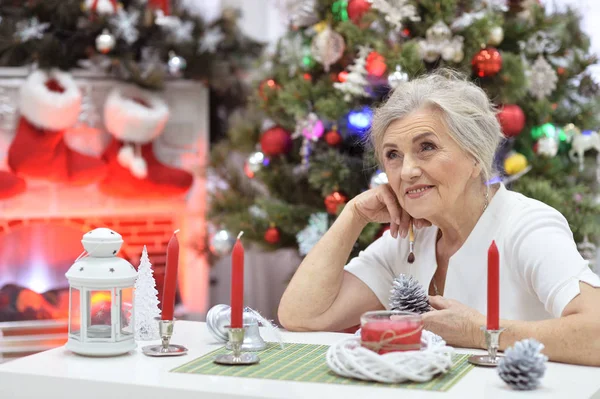 Frau bereitet sich auf Weihnachten vor — Stockfoto