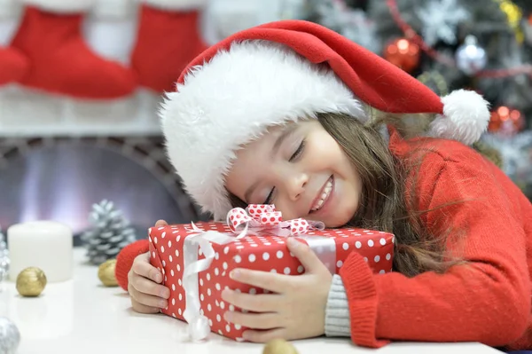 Mädchen schläft mit Weihnachtsgeschenk — Stockfoto