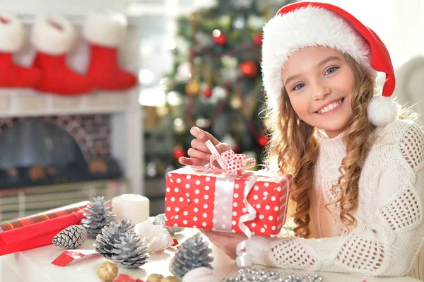 Mädchen mit Weihnachtsgeschenk — Stockfoto