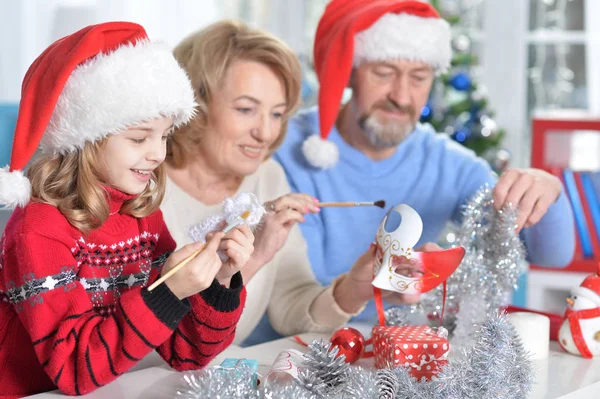 Großeltern mit Enkelin bereiten sich auf Weihnachten vor — Stockfoto