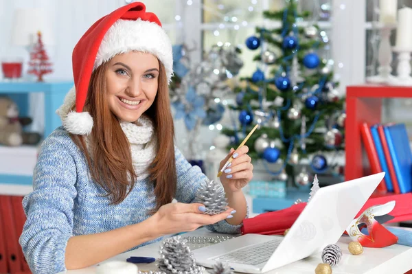 Junge Frau bereitet sich auf Weihnachten vor — Stockfoto