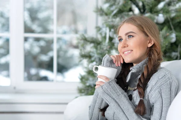 Mujer con taza de té — Foto de Stock