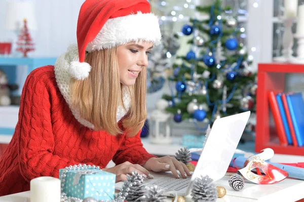 Junge Frau bereitet sich auf Weihnachten vor — Stockfoto