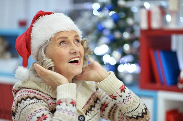 Senior Kvinna i Santa hatt — Stockfoto