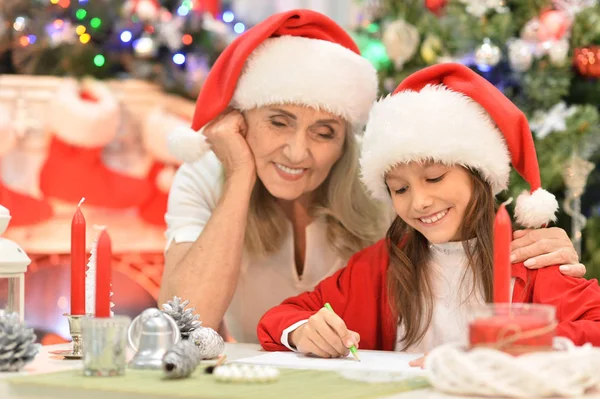 Grand-mère avec fille se préparant pour Noël — Photo