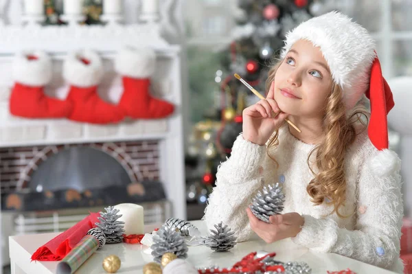 Mädchen prapring für Weihnachten — Stockfoto