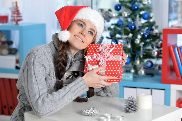 Mulher com presente de Natal — Fotografia de Stock