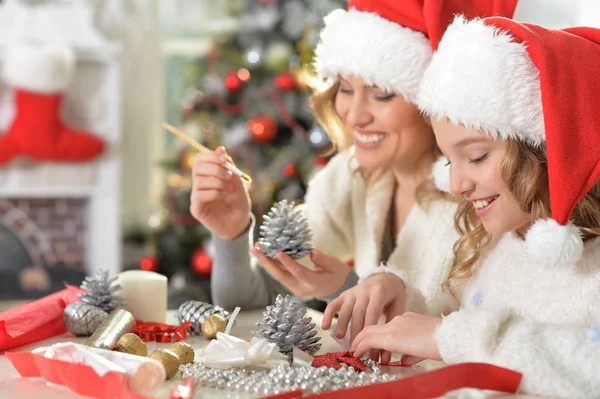 Menina com a mãe se preparando para o Natal — Fotografia de Stock