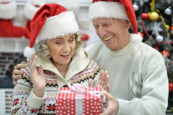 Старша пара святкує Різдво — стокове фото
