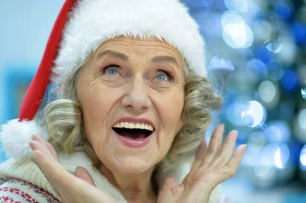 Mujer mayor en Santa hat —  Fotos de Stock