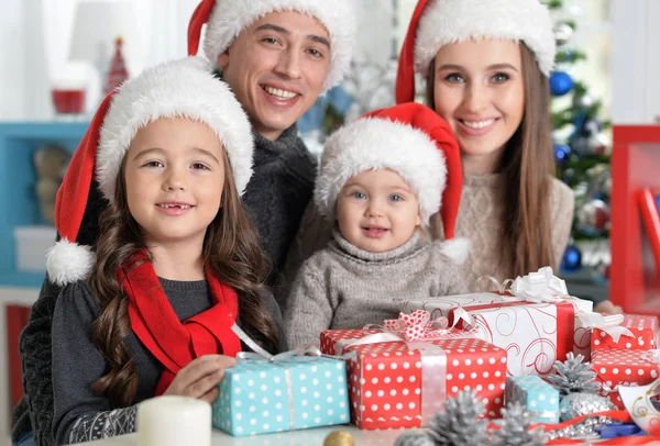 Famiglia che si prepara per Natale — Foto Stock