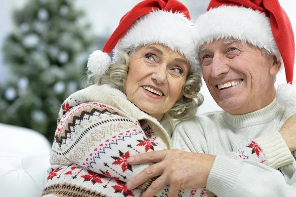 Senior paar in Santa hoeden — Stockfoto