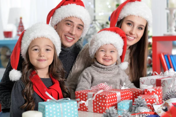 Famiglia che si prepara per Natale — Foto Stock