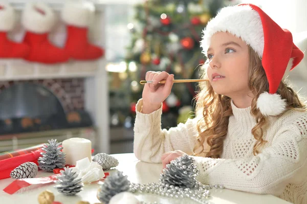 Menina podar para o Natal — Fotografia de Stock