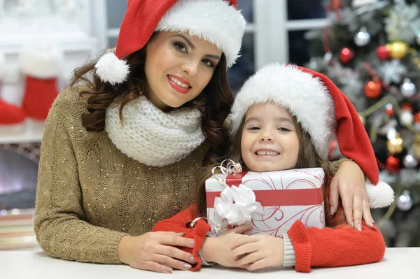 Moeder en dochter met de gift van Kerstmis — Stockfoto