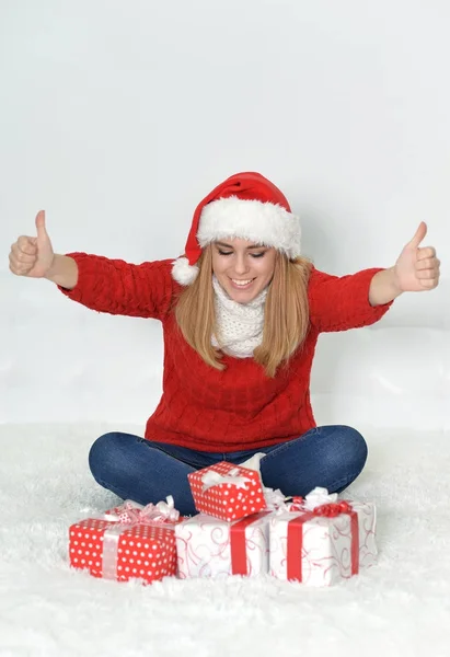 Femme avec des boîtes cadeaux — Photo