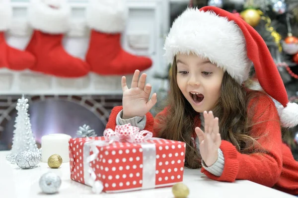 Chica con regalo de Navidad —  Fotos de Stock