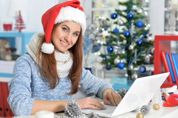 Mujer joven preparándose para la Navidad — Foto de Stock