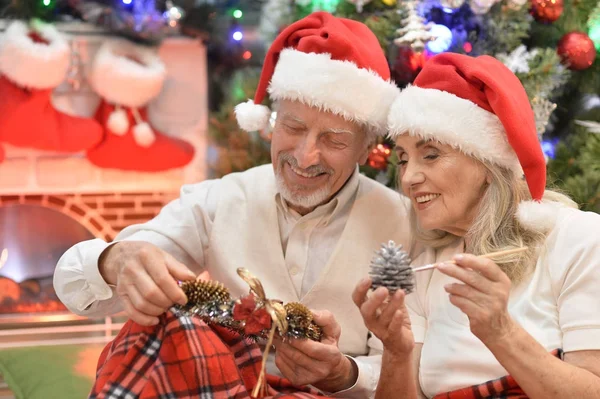 Starší pár, příprava na Vánoce — Stock fotografie