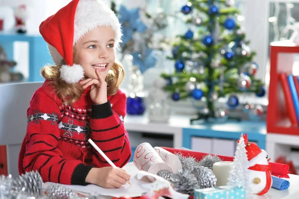 Mädchen prapring für Weihnachten — Stockfoto