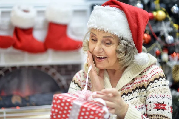 Seniorin mit Weihnachtsmütze — Stockfoto