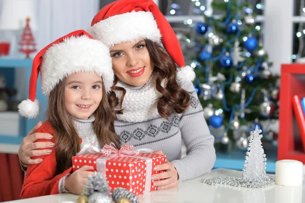 Mor och dotter med julklapp — Stockfoto