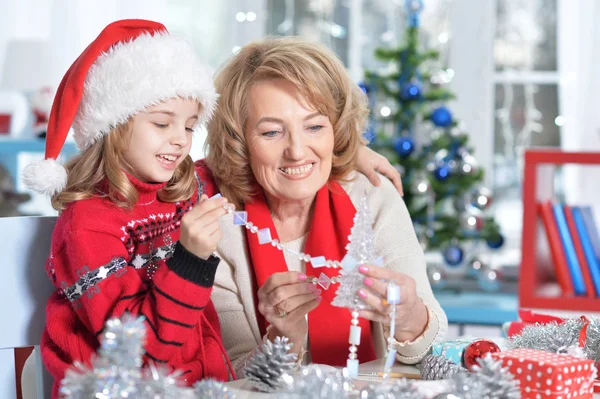 クリスマスの準備の少女と祖母 — ストック写真