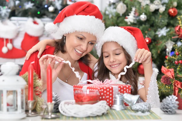 Fille avec mère célébrant Noël — Photo