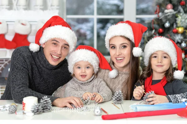 Perhe valmistautuu jouluun — kuvapankkivalokuva
