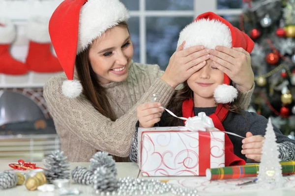 Mãe e filha celebrando o Natal — Fotografia de Stock