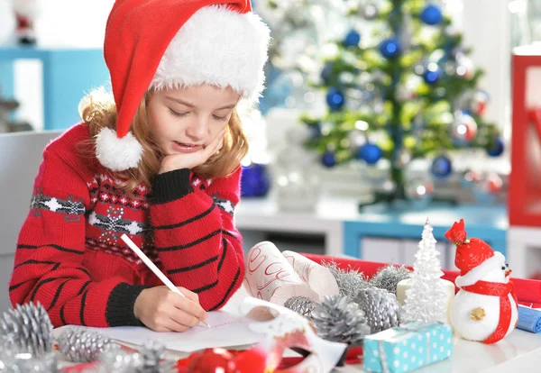 Niña escribiendo carta —  Fotos de Stock