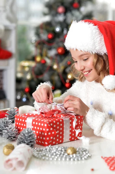 Mädchen mit Weihnachtsgeschenk — Stockfoto