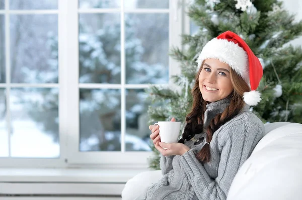 Mujer con taza de té — Foto de Stock