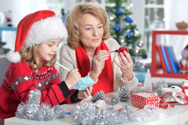 Grand-mère avec fille se préparant pour Noël — Photo