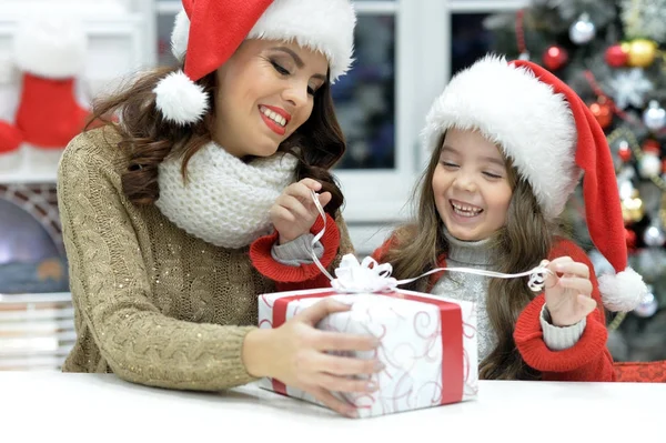 Mor och dotter med julklapp — Stockfoto