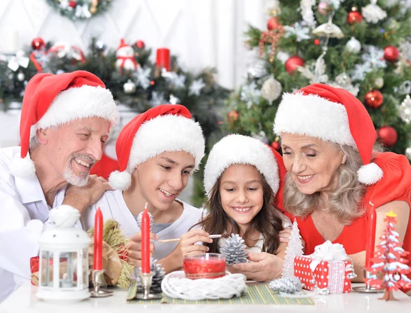 Família celebrando o Natal — Fotografia de Stock