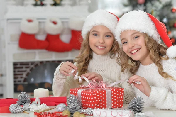 Duas meninas com presente de Natal — Fotografia de Stock