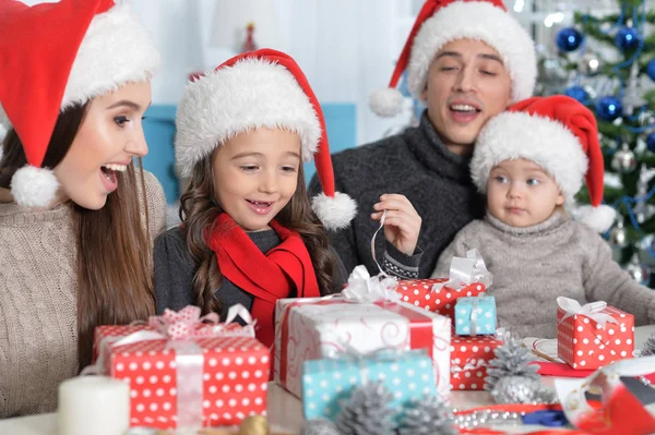 Familjen förbereder sig för jul — Stockfoto