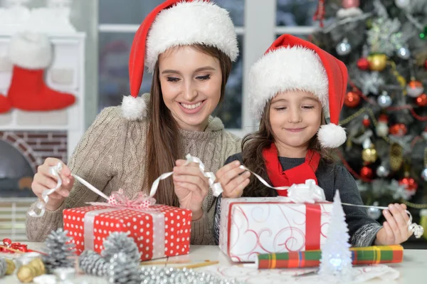 Mutter und Tochter feiern Weihnachten — Stockfoto