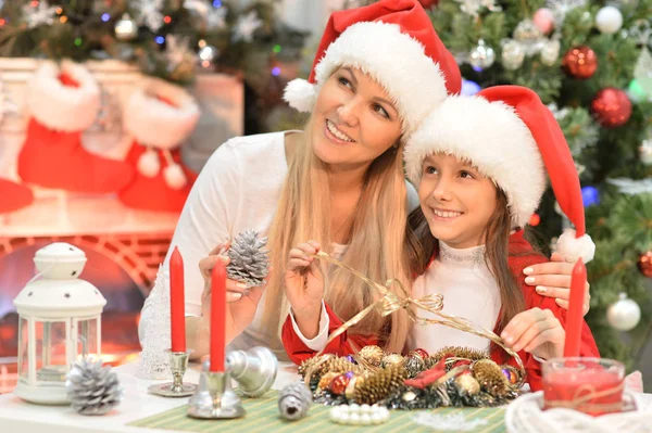 Chica con madre preparándose para la Navidad — Foto de Stock